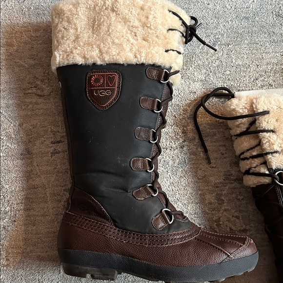 Ugg Edmonton 3223 Boots Size 9 - Picture 2 of 14